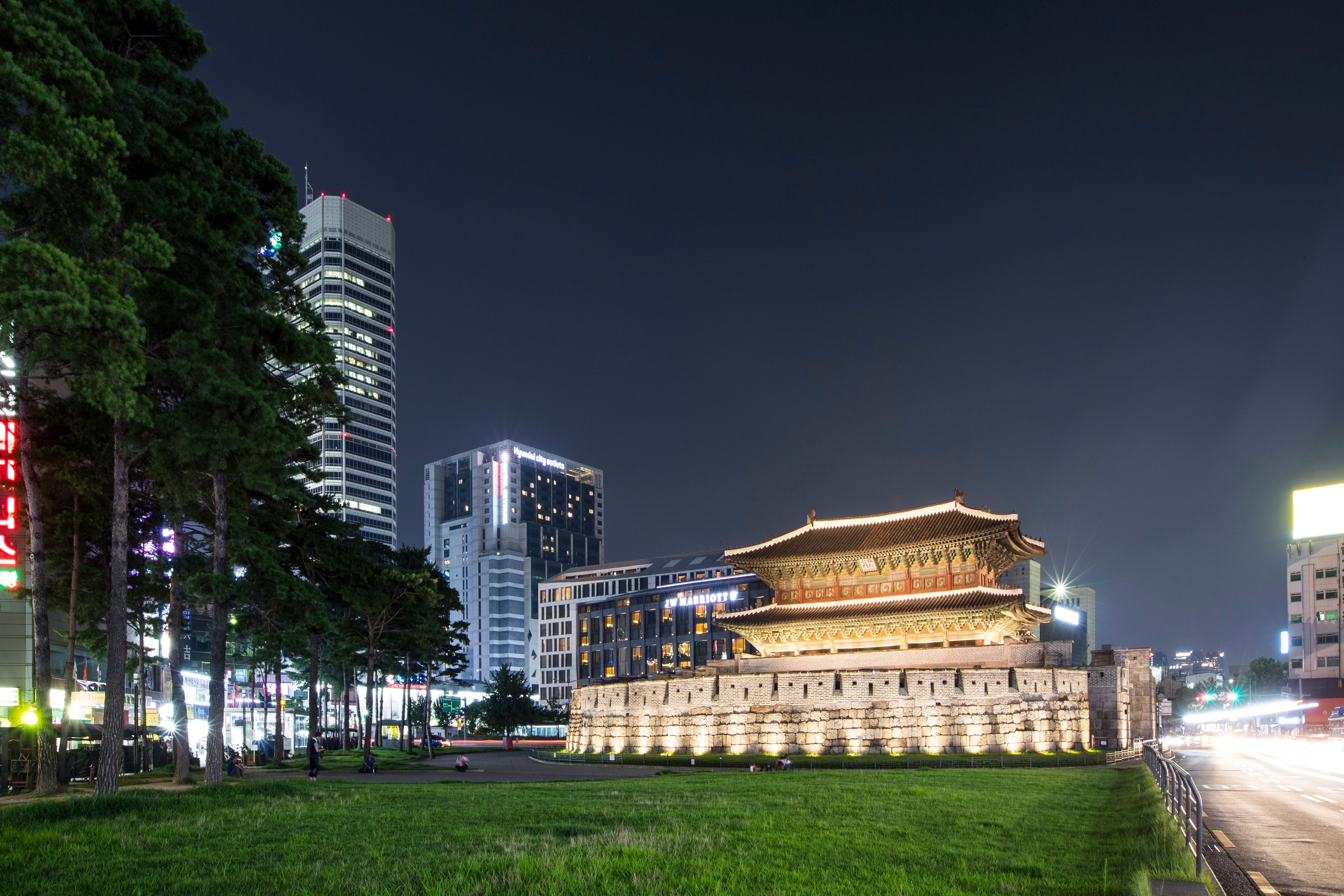 Heunginjimun Gate in Dongdaemun at night