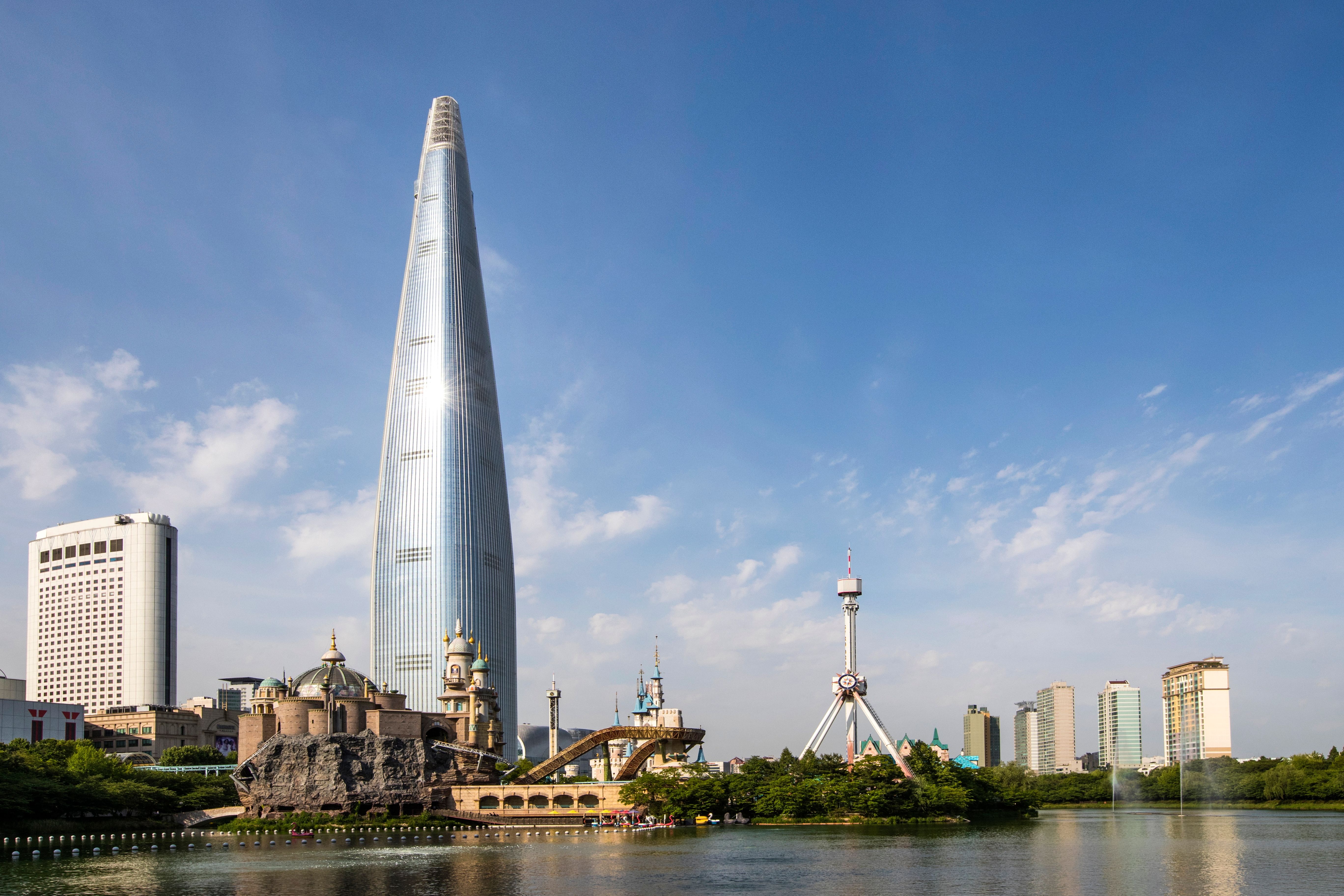 Seokchon Lake and Lotte World Tower in Jamsil, Seoul