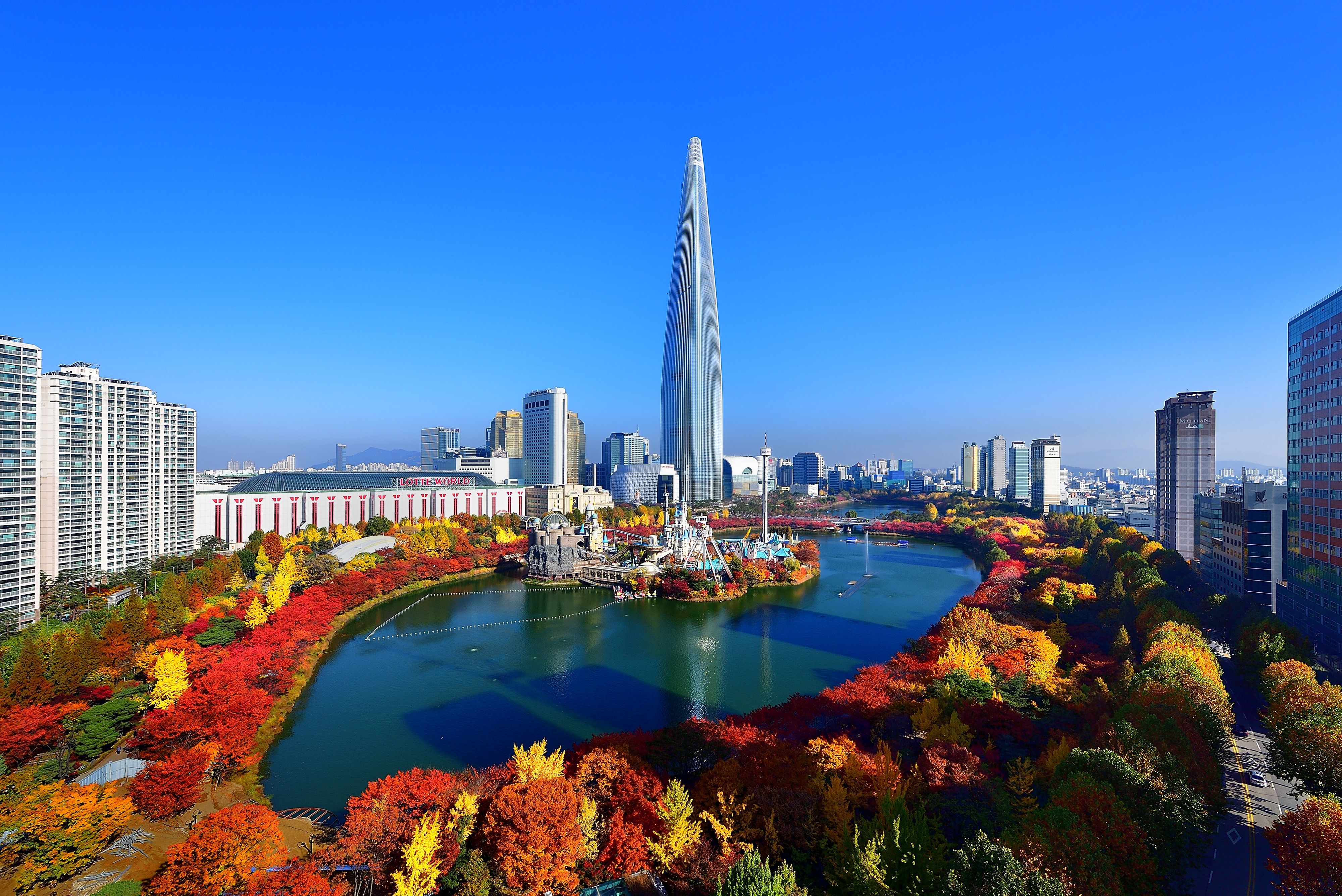 Seokchon Lake and Lotte World Tower in Jamsil, Seoul