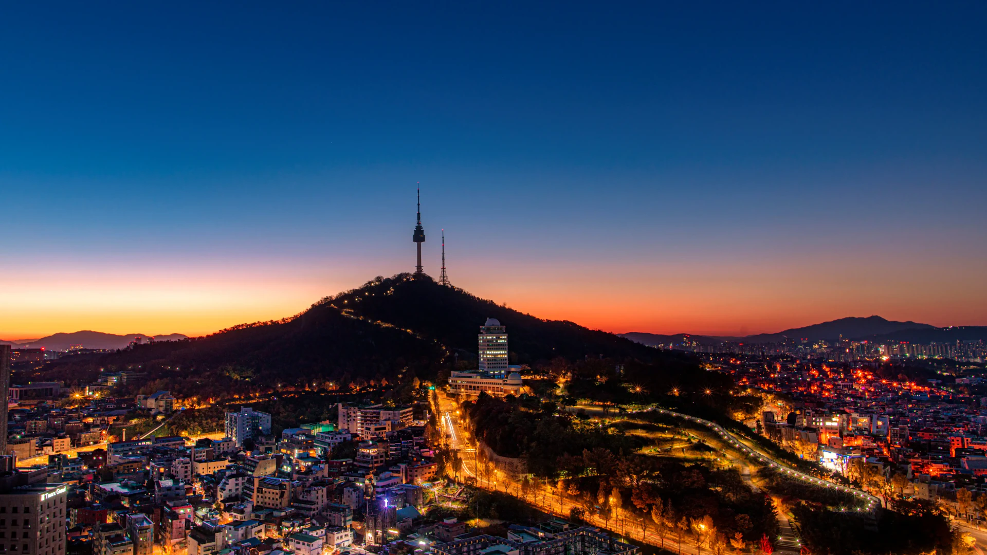 N Seoul Tower sobre la muralla iluminada de Hanyangdoseong al anochecer en Seúl