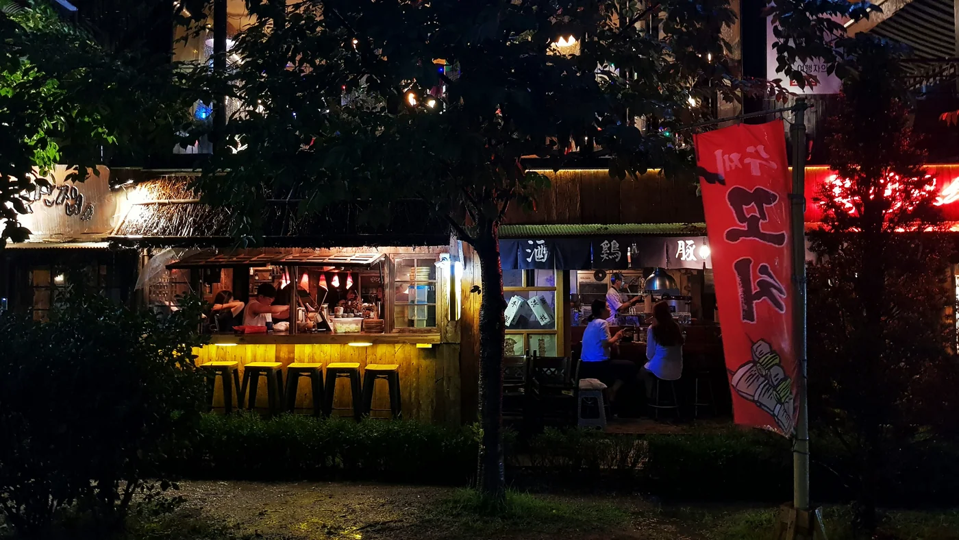 Hongdae de noche en Seoul