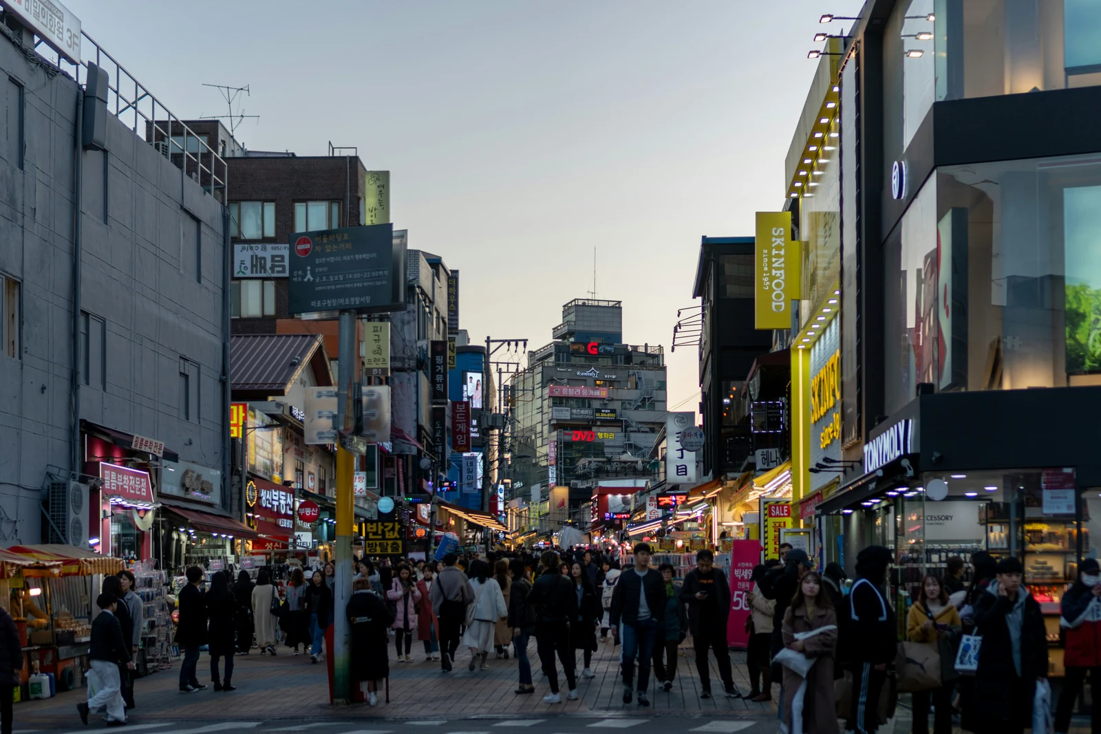 Calle de Hongdae en Seoul con tiendas y peatones