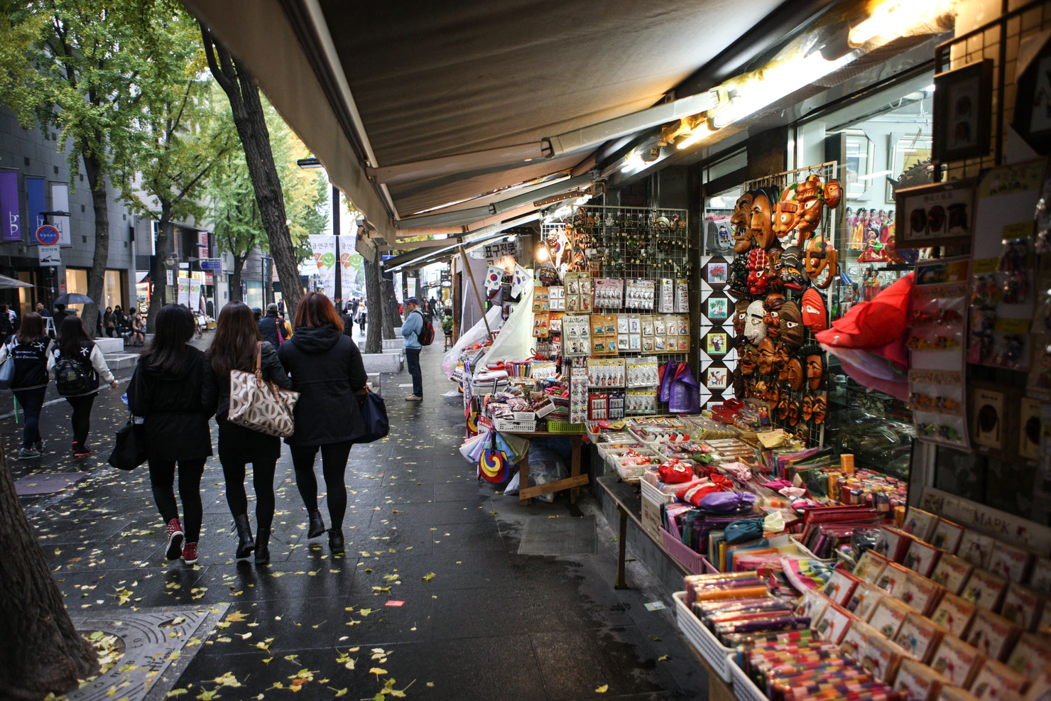 Máscaras, pequeños regalos y recuerdos expuestos junto a una calle peatonal de Insadong.