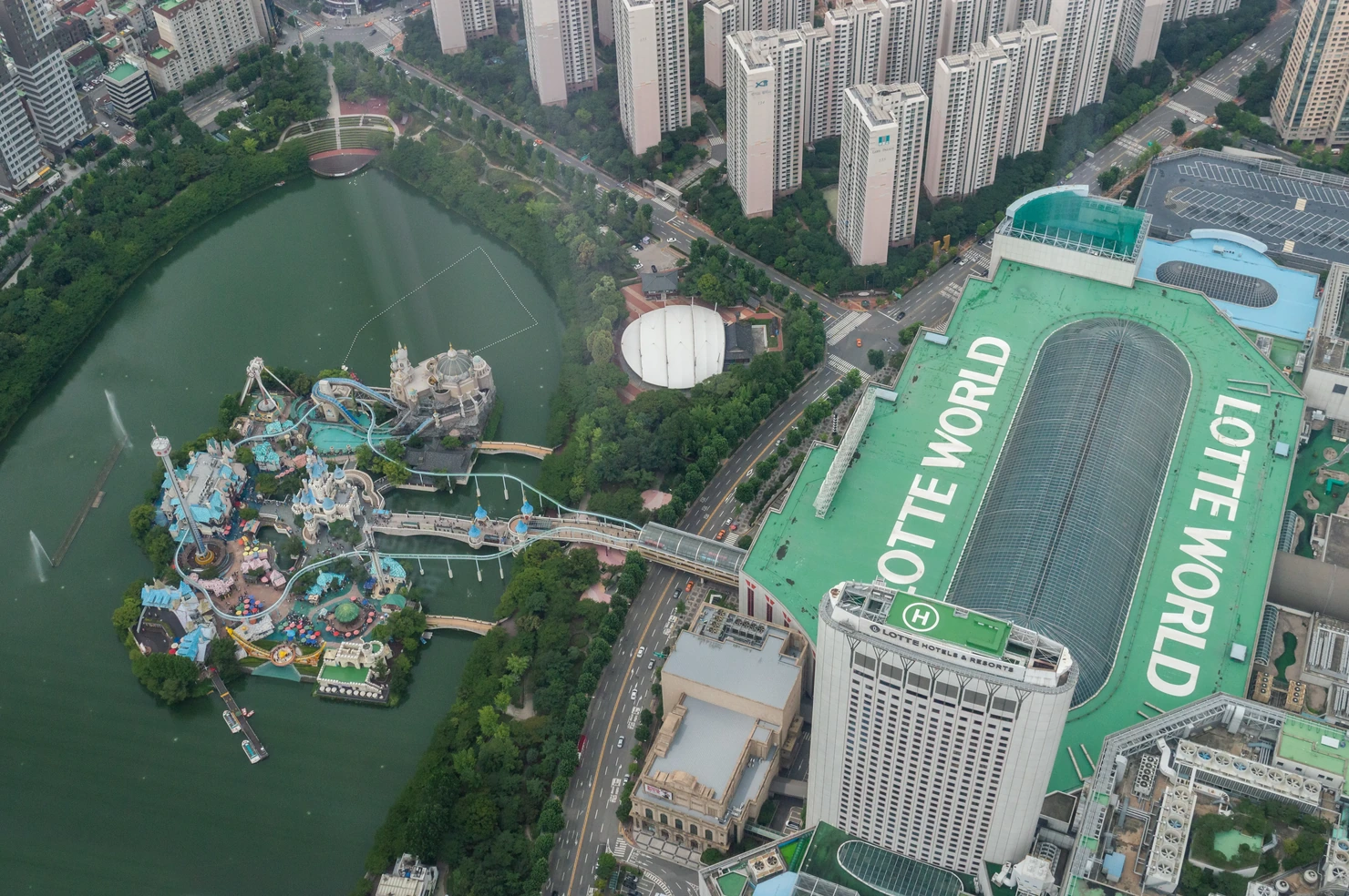 Aerial view of Lotte World and Seokchon Lake in Jamsil, Seoul.