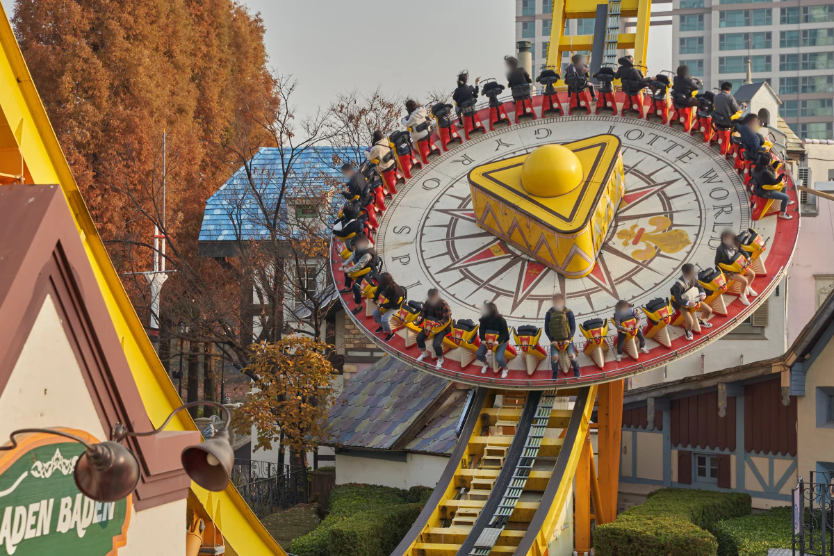 Outdoor thrill ride on Lotte World Magic Island