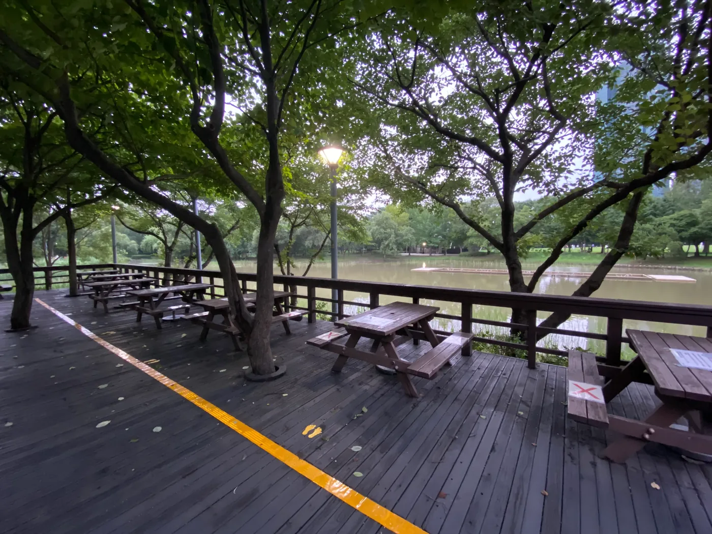 Tree-lined boardwalk and resting area inside Seoul Forest in Seongsu, Seoul.